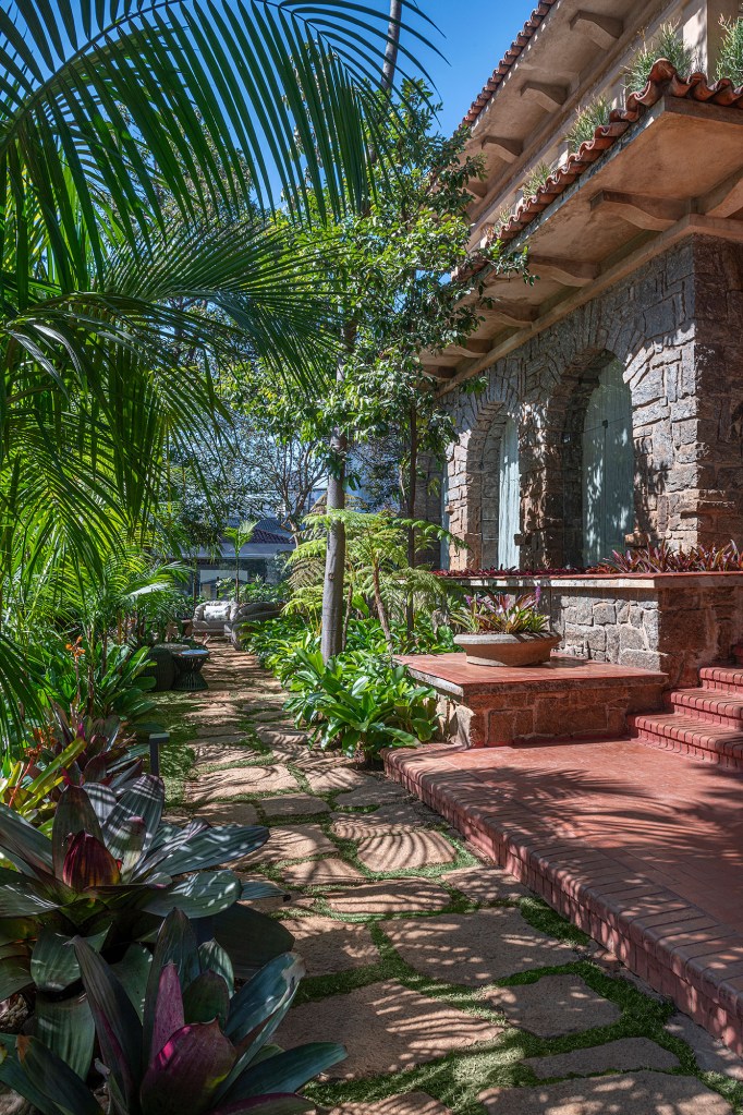 Nãna Guimarães e Pedro Moreno - Jardim Dulce Ferolla. Projeto da CASACOR Minas Gerais 2023. Na foto, fachada com jardim de plantas nativas e piso de pedra.