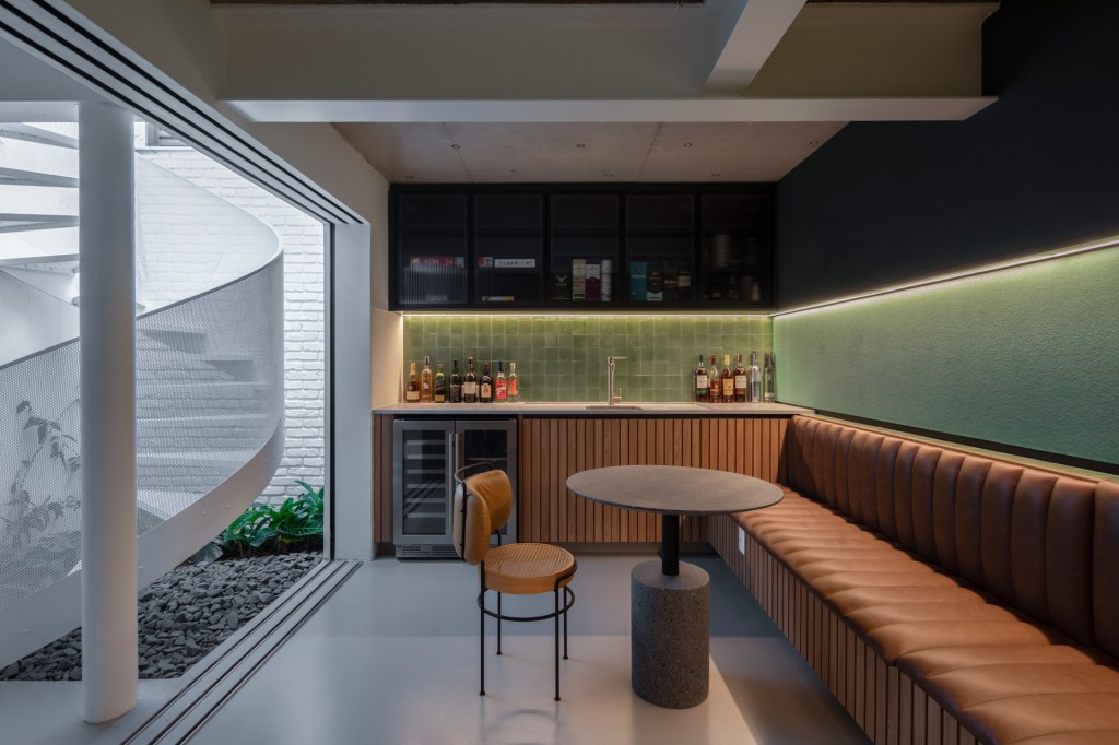 casa do yuji – goiva-15 Casa do Yuji fica no Baixo Pinheiros, próximo ao Largo da Batata, na zona oeste de São Paulo. Assinado pelo escritório Goiva, dos arquitetos Karen Evangelisti e Marcos Mendes,