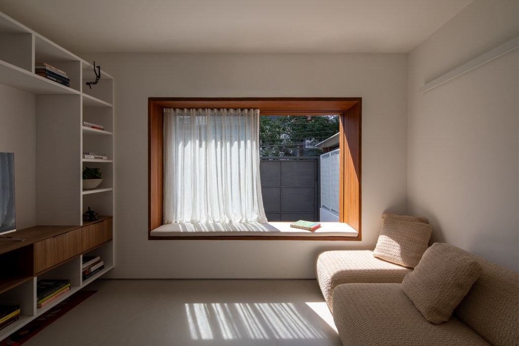casa do yuji – goiva-23 Casa do Yuji fica no Baixo Pinheiros, próximo ao Largo da Batata, na zona oeste de São Paulo. Assinado pelo escritório Goiva, dos arquitetos Karen Evangelisti e Marcos Mendes,