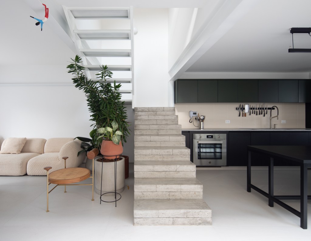 casa do yuji – goiva-27 Casa do Yuji fica no Baixo Pinheiros, próximo ao Largo da Batata, na zona oeste de São Paulo. Assinado pelo escritório Goiva, dos arquitetos Karen Evangelisti e Marcos Mendes,