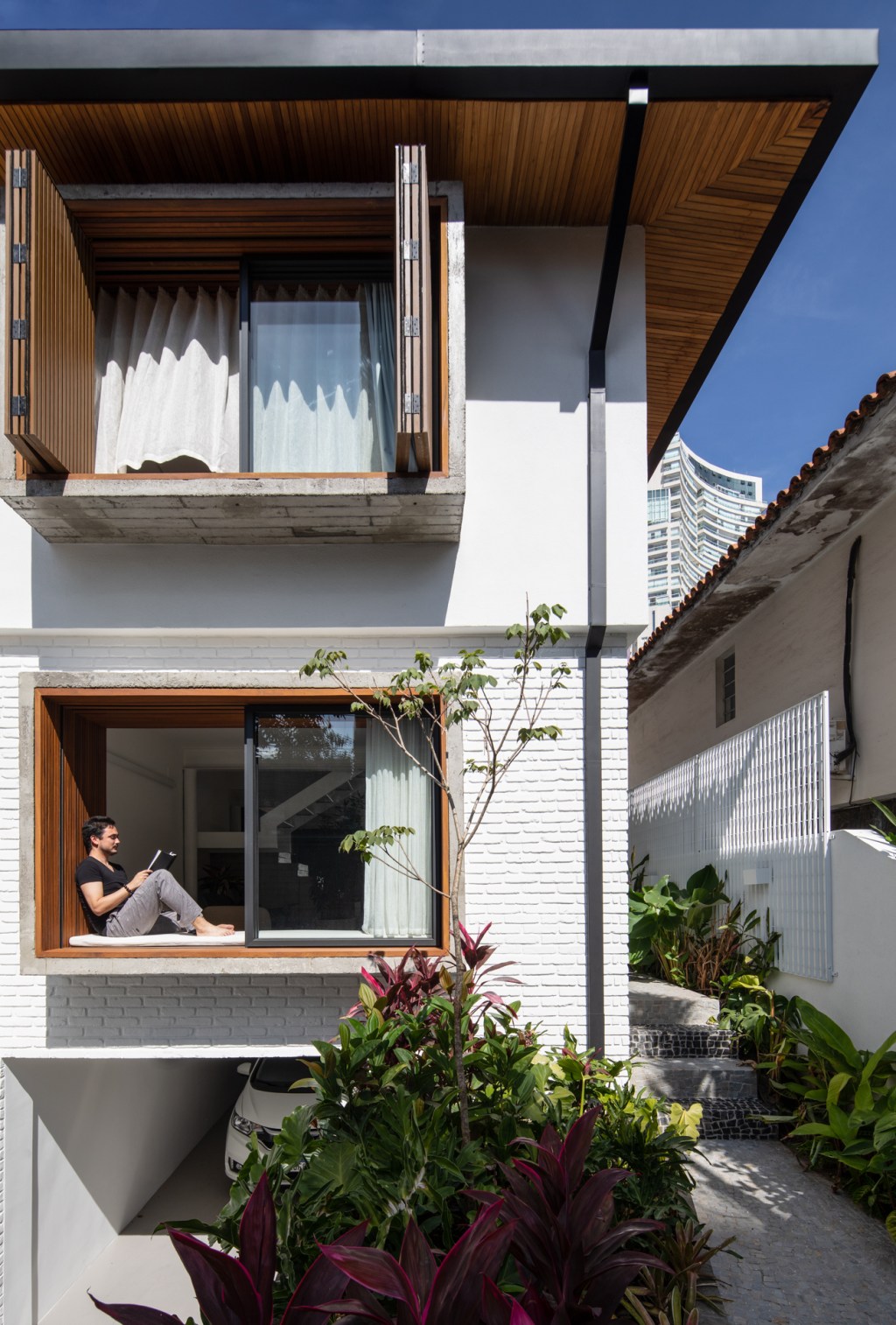 casa do yuji – goiva-3 Casa do Yuji fica no Baixo Pinheiros, próximo ao Largo da Batata, na zona oeste de São Paulo. Assinado pelo escritório Goiva, dos arquitetos Karen Evangelisti e Marcos Mendes,