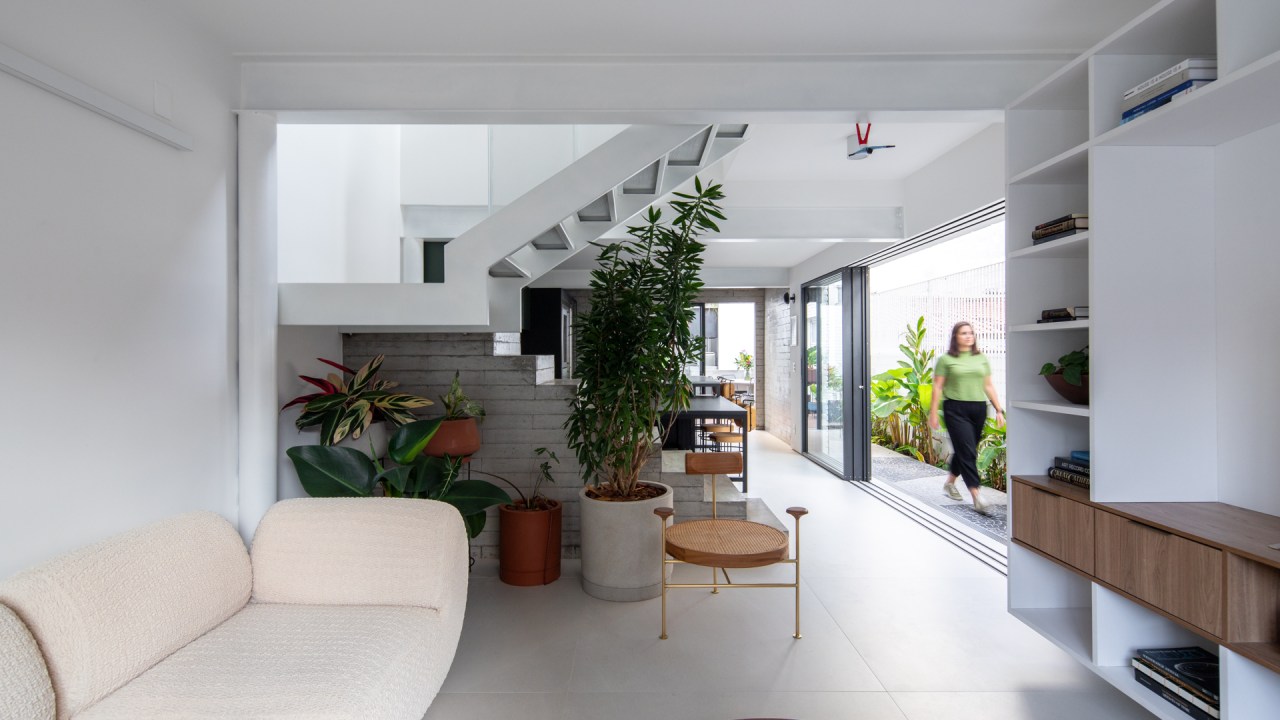 Casa do Yuji fica no Baixo Pinheiros, próximo ao Largo da Batata, na zona oeste de São Paulo. Assinado pelo escritório Goiva, dos arquitetos Karen Evangelisti e Marcos Mendes,