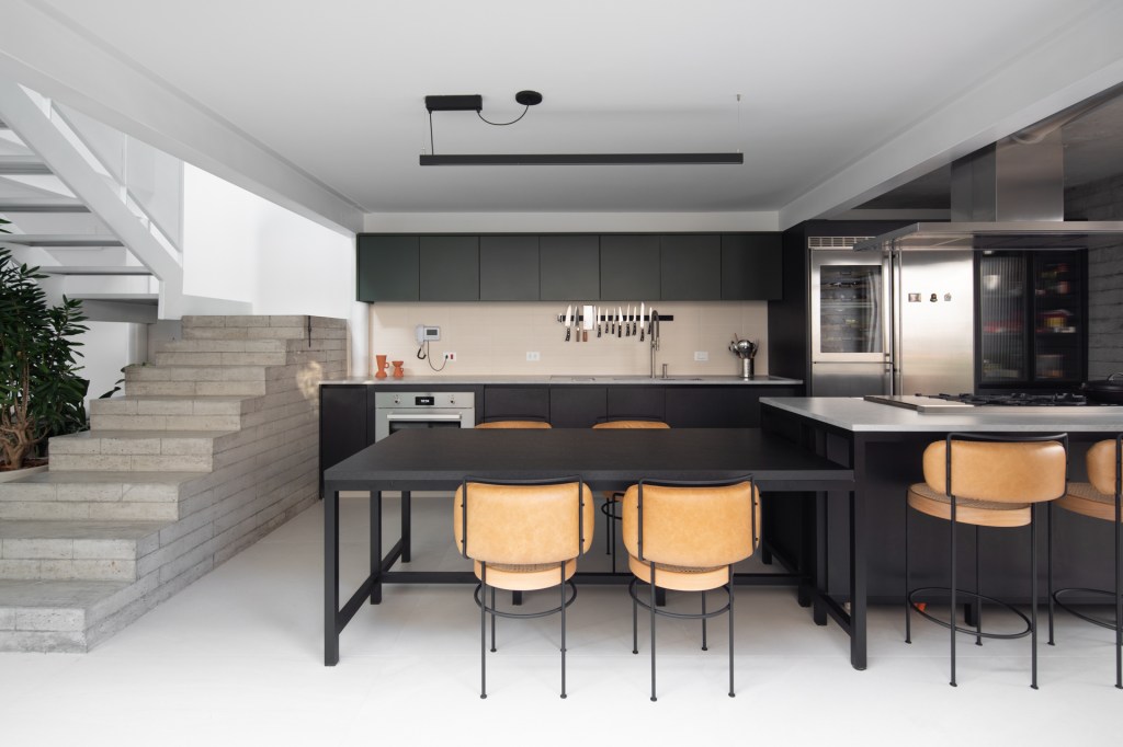 casa do yuji – goiva-32 Casa do Yuji fica no Baixo Pinheiros, próximo ao Largo da Batata, na zona oeste de São Paulo. Assinado pelo escritório Goiva, dos arquitetos Karen Evangelisti e Marcos Mendes,