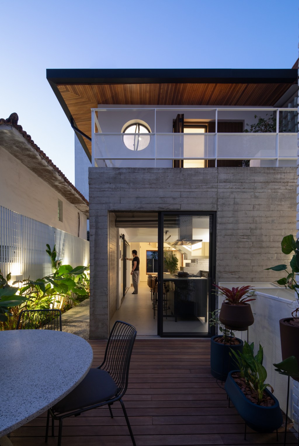 casa do yuji – goiva-33 Casa do Yuji fica no Baixo Pinheiros, próximo ao Largo da Batata, na zona oeste de São Paulo. Assinado pelo escritório Goiva, dos arquitetos Karen Evangelisti e Marcos Mendes,