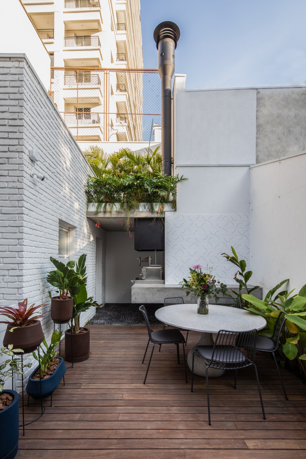 casa do yuji – goiva-8 Casa do Yuji fica no Baixo Pinheiros, próximo ao Largo da Batata, na zona oeste de São Paulo. Assinado pelo escritório Goiva, dos arquitetos Karen Evangelisti e Marcos Mendes,