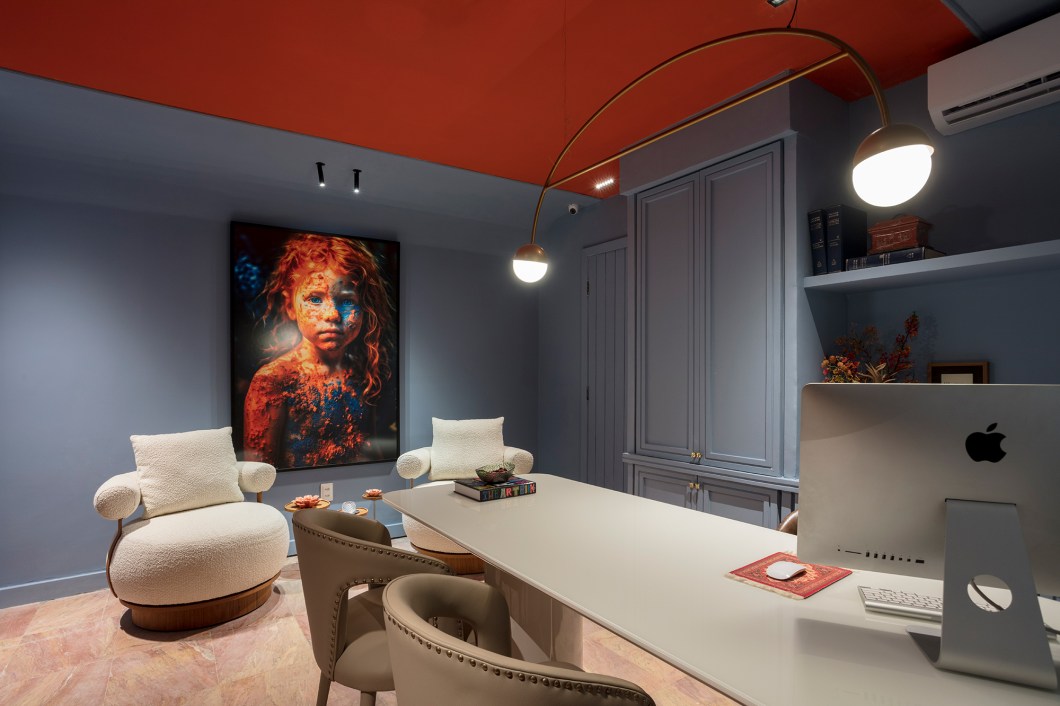 Daniela Alencar - Washroom e Office CASACOR. A profissional fez um escritório contemporâneo e que abusa das cores. O laranja desperta a criatividade e o azul acalma - a mistura dessas cores se tornou certeira e bem representativa. No banheiro, foram usados mais tons, degradês de rosa e laranja, seguindo a tendência do design curvilíneo, que continua forte. Daniela Alencar - Washroom e Office CASACOR. A profissional fez um escritório contemporâneo e que abusa das cores. O laranja desperta a criatividade e o azul acalma - a mistura dessas cores se tornou certeira e bem representativa. No banheiro, foram usados mais tons, degradês de rosa e laranja, seguindo a tendência do design curvilíneo, que continua forte.