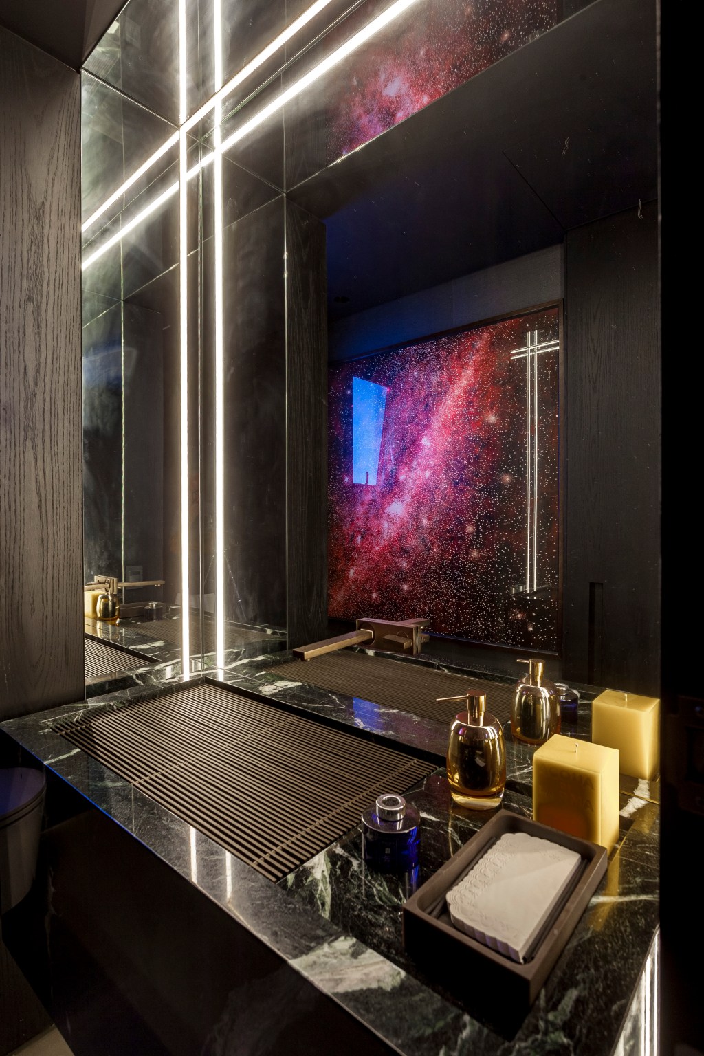david-bastos-ape-268-m2-decor-sobrio-elegante-credito-tuca-reines (15) David Bastos assina apê de 268 m² com décor sóbrio e elegante. Na foto, lavabo com espelho e luzes indiretas.