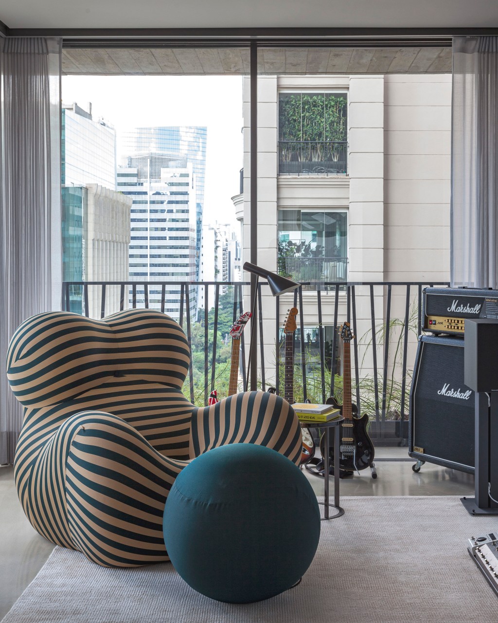 david-bastos-ape-268-m2-decor-sobrio-elegante-credito-tuca-reines (4) David Bastos assina apê de 268 m² com décor sóbrio e elegante. Na foto, varanda com poltrona Up e guitarras.