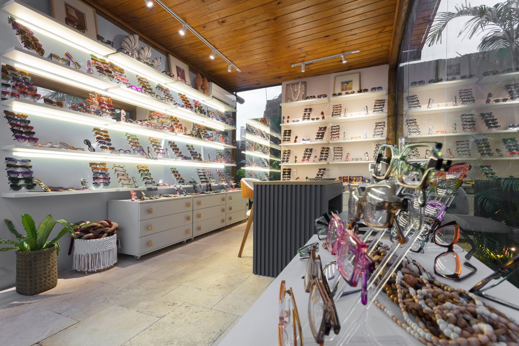 Frederico Jordan Arquitetura - Look de Plage. O escritório apresenta um conceito de loja de ótica contemporânea com uma homenagem à arquitetura original típica das praias da Bahia para receber os óculos da grife Gustavo Eyewear. Inspirado na Praia do Forte, o projeto traz cores fortes para fazer uma conexão com a marca. Frederico Jordan Arquitetura - Look de Plage. O escritório apresenta um conceito de loja de ótica contemporânea com uma homenagem à arquitetura original típica das praias da Bahia para receber os óculos da grife Gustavo Eyewear. Inspirado na Praia do Forte, o projeto traz cores fortes para fazer uma conexão com a marca.