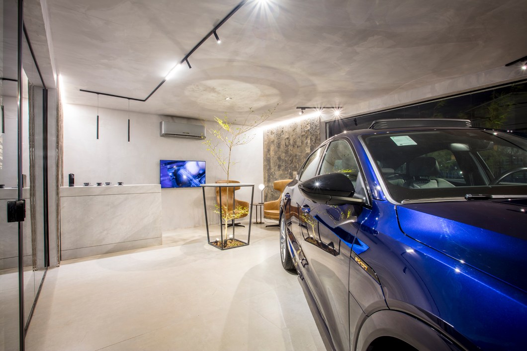 HU Arquitetura e Design - Eco Garage. O ambiente nasceu a partir da ideia da sustentabilidade e do respeito aos recursos naturais, levando em conta a diminuição da emissão de gás carbônici. Ideia essa que já é realidade: o maior exemplo disso é o carro exposto neste ambiente, que é 100% elétrico e, por isso, produz zero emissão de poluentes. HU Arquitetura e Design - Eco Garage. O ambiente nasceu a partir da ideia da sustentabilidade e do respeito aos recursos naturais, levando em conta a diminuição da emissão de gás carbônici. Ideia essa que já é realidade: o maior exemplo disso é o carro exposto neste ambiente, que é 100% elétrico e, por isso, produz zero emissão de poluentes.