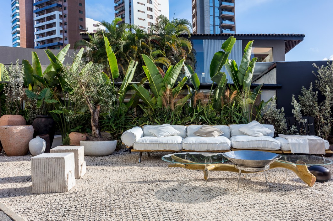 Maria Victoria Oldemburg - Garden Room. Com a estética de uma varanda que se estende para o Mar Mediterrâneo, o projeto apresenta mais uma opção para o living room: o garden. A vegetação mais rústica e elegante harmoniza com a composição dos vasos autorais e traz traços europeus. Os móveis de design criam espaços de convivência onde é possível receber convidados de forma aconchegante e elegante. Maria Victoria Oldemburg - Garden Room. Com a estética de uma varanda que se estende para o Mar Mediterrâneo, o projeto apresenta mais uma opção para o living room: o garden. A vegetação mais rústica e elegante harmoniza com a composição dos vasos autorais e traz traços europeus. Os móveis de design criam espaços de convivência onde é possível receber convidados de forma aconchegante e elegante.
