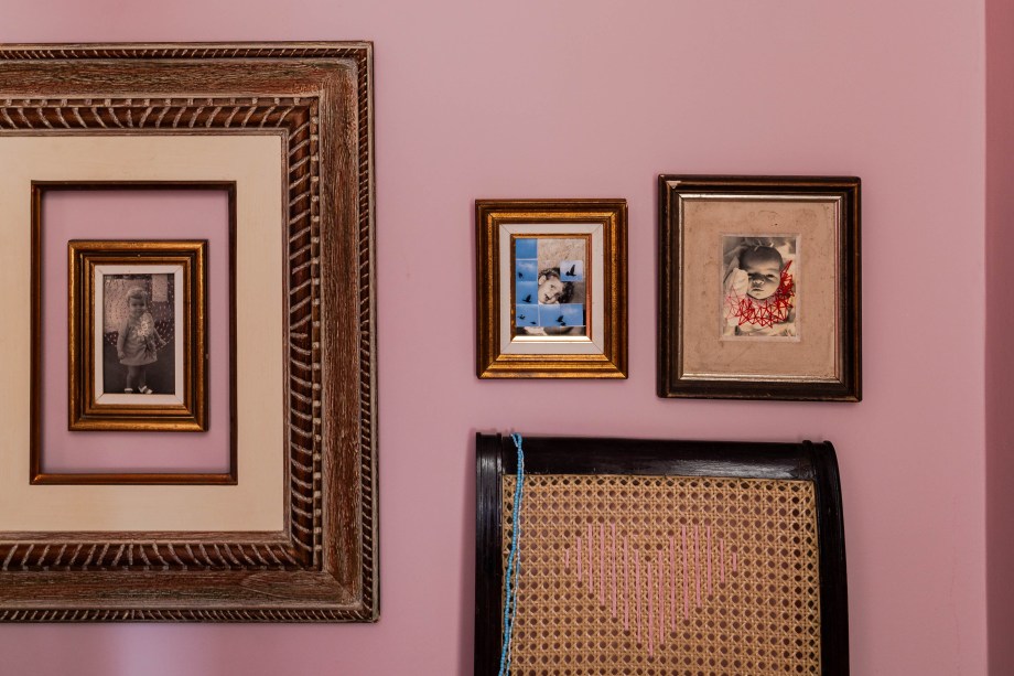 Bruna Dória - Nossa Galeria. O projeto tem como objetivo apresentar o trabalho autoral da fotógrafa Gabriela Daltro, ressaltando o mundo da arte da fotografia e o mesclando com design, poesia e informação. “A nossa galeria propõe uma reflexão sobre os excessos. Por exemplo, a indústria da construção civil já esta no limite em relação a produção de resíduos e nós precisamos repensar o nosso modelo”, diz a profissional. Destaque para uma das paredes que ficou intencionalmente descascada e para a janela com vidro bisotado.