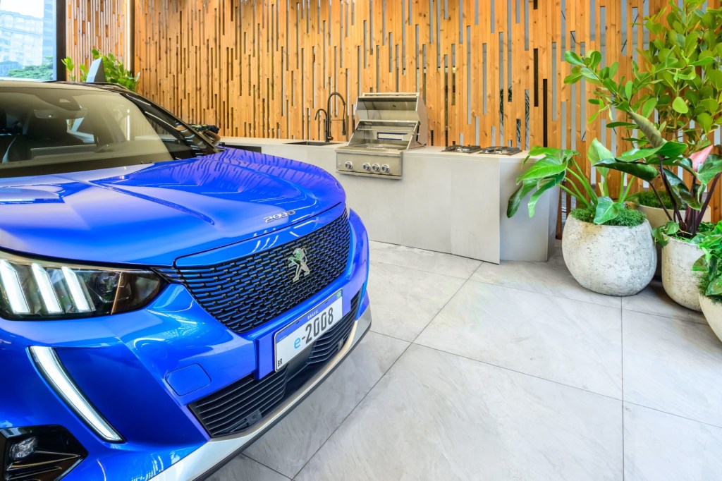 carro azul estacionado em espaço gourmet