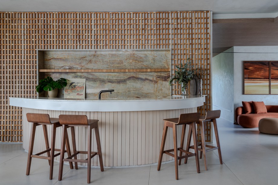 Eliane e Lais Kruchewski - Restaurante. O diferencial são as grandes aberturas - tanto para a fachada da casa quanto para o interno do pátio -, que traz essa solução arquitetônica também como elemento decorativo. Os lounges e espaços mais versáteis para o comercial se unem a um estilo residencial. Há muito material natural como madeira, pedras e cerâmicas, que traz textura e traços orgânicos e combina com os tons terrosos e neutros da paleta de cores.