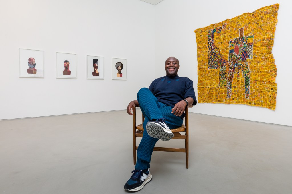 O artista Larry Ossei-Mensah, na Galeria Simões de Assis /