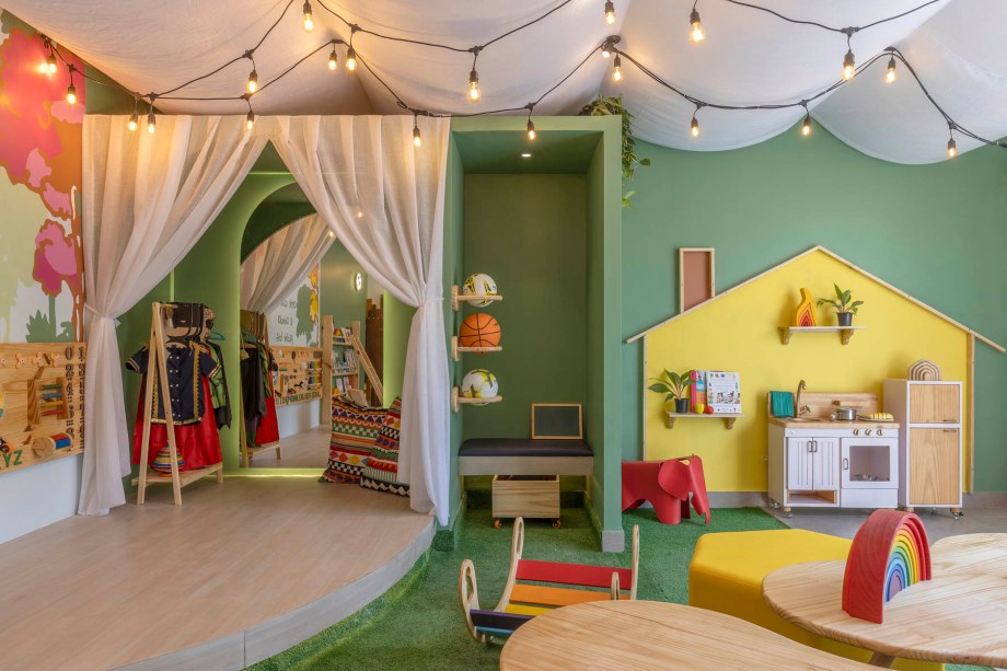 Marina Veras Arquitetura - Lounge Infantil. Soluções lúdicas que estimulam o brincar de forma natural. A arquiteta Marina Veras uniu duas paixões de muitas crianças: o futebol e a cabaninha. Com cores vibrantes e pensando no conforto e segurança dos pequenos, a arquiteta apostou em mobiliário produzido artesanalmente e que dão asas à imaginação e à criatividade.