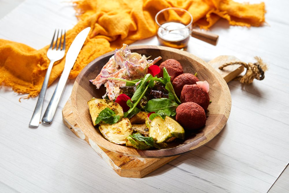 Nouzin_Tigela de Almôndega de beterraba_Rodolfo Regini Salada com Almôndega de Beterraba / NOUzin