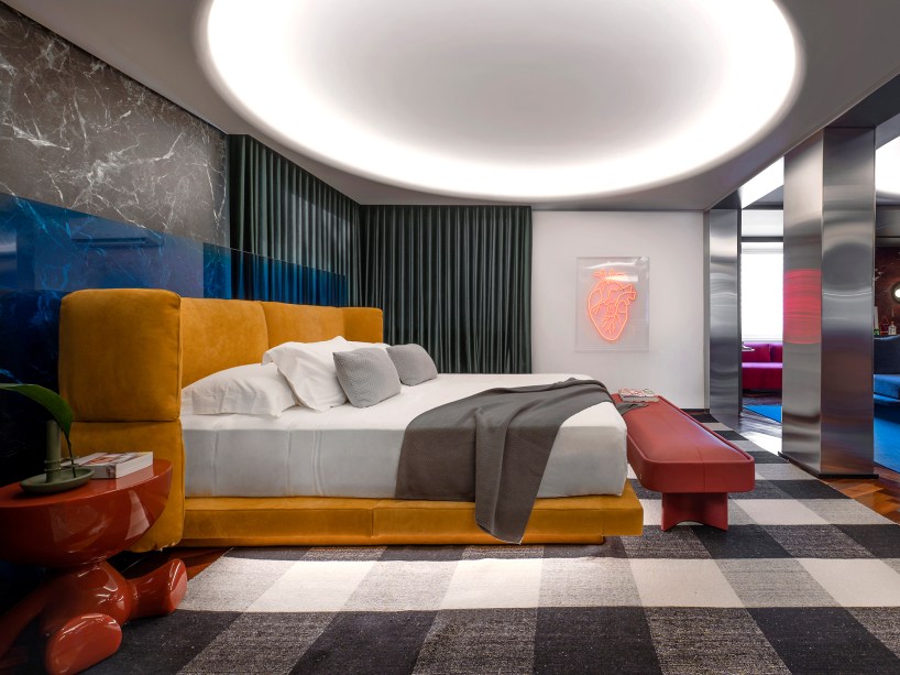 PW Arquitetura - Loft Coragem por Bell Arte. Um loft cheio de cores vibrantes que ousa desafiar o convencional. CORAGEM, do latim “coraticum”, a bravura de um coração forte. Nascido de uma colaboração entre a Bell’Arte e a arquiteta Eduarda Werner da PW Arquitetura, este espaço é uma declaração audaciosa e, acima de tudo, um símbolo de autenticidade que todos nós carregamos dentro de nós. Esse ambiente é um lembrete do poder da diferenciação. Uma provocação às sensações e às emoções que fazem pulsar nosso coração.