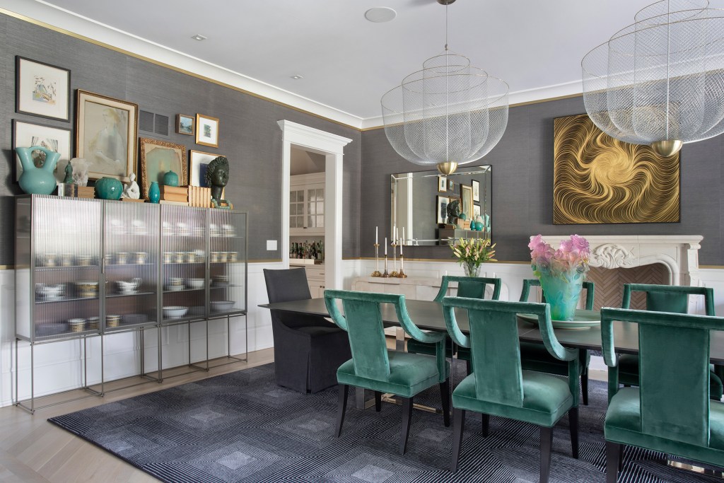 marcelo-salum-moderniza-casa-1300-m2-chicago-credito-denilson-machado (10) Marcelo Salum moderniza casa de 1300 m² em Chicago. Na foto, sala de jantar com lustre, cristaleira e cadeiras verdes.