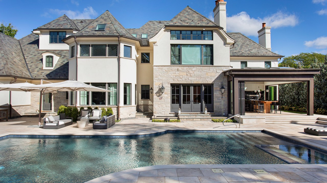 Marcelo Salum moderniza casa de 1300 m² em Chicago. Na foto, fachada dos fundos com piscina e churrasqueira.