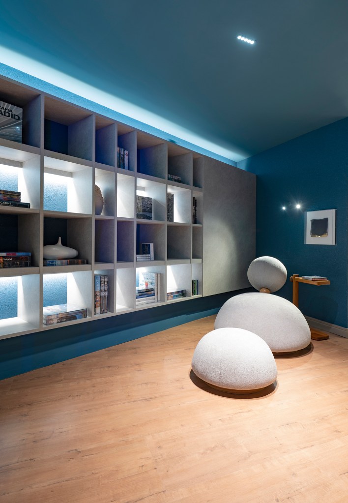 michael-zanghelini-aline-martins-bleu-espaco-de-leitura-casacor-florianopolis-casacor-santa-catarina-2023-credito-lio-simas-(2) Michael Zanghelini e Aline Martins - Bleu, Espaço de Leitura. Projeto da CASACOR Santa Catarina 2023.