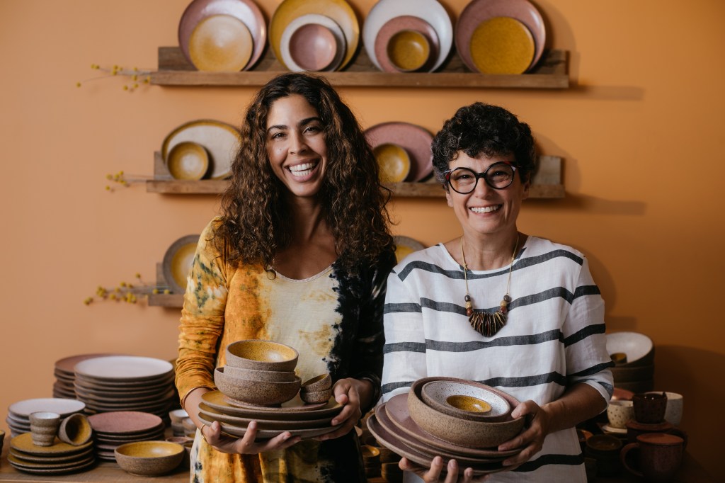 Bela Gil e Lucia Eid: coleção produzida com argila reciclada e material atóxico.