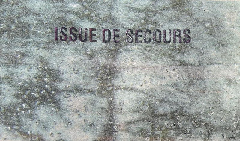 unnamed (70) No espaço Saída de Emergência a artista plástica e fundadora da ONG Chaussettes Solidaires, Márcia de Carvalho apresenta a obra fotográfica “issue de Secours”