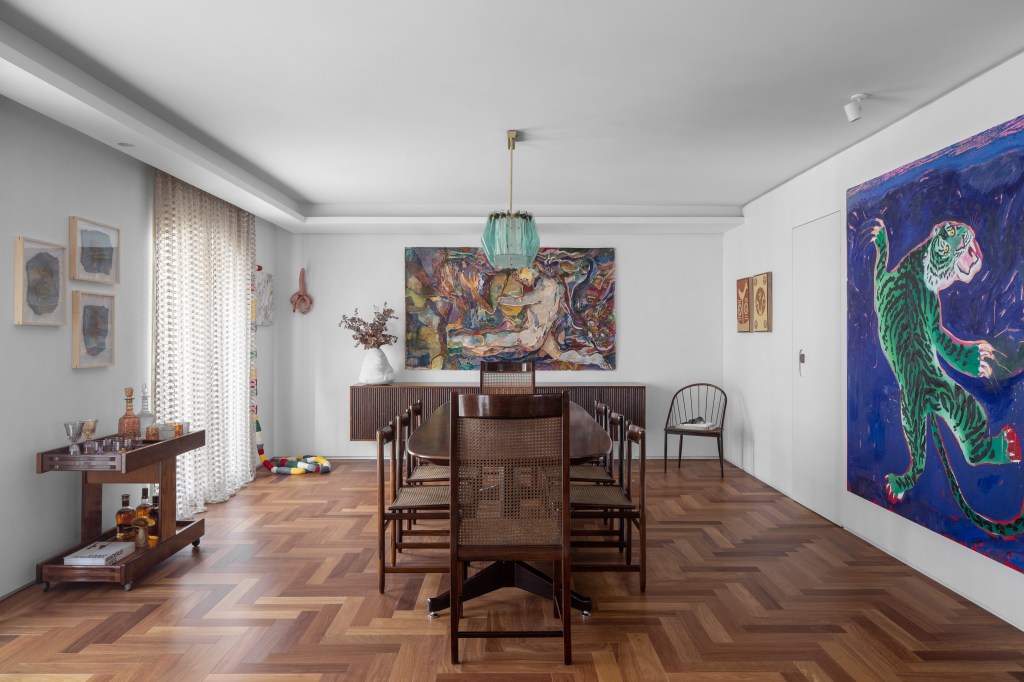 Equilíbrio entre moderno e contemporâneo marca apartamento no Jardins, SP - assinado por Klaus Schmidt, à frente da KAS ARQ, em parceria com a arquiteta Daniela Garcia.