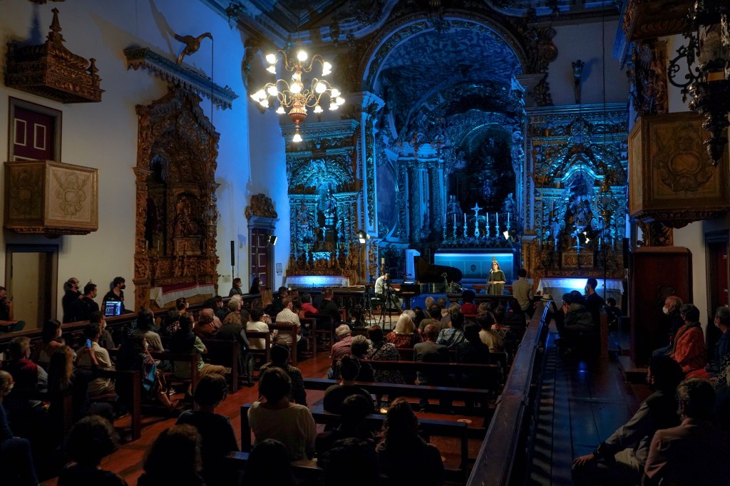 Concerto-Andre-#769-Mehmari-e-Mo-#770nica-Salmaso—Foto-Marlon-de-Paula Em Tiradentes, concerto de Andre Mehmari e Monica Salmaso durante o Festival Vertentes.