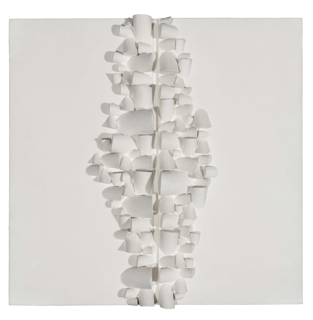Sérgio Camargo – Relevo nº 134, Paris, 1966 madeira pintada, 39,5 x 40x 8,5 cm assinada, datada, localizada e numerada”Camargo Paris1966 nº 134” no verso_crédito Jaime Acioli Sérgio Camargo -Relevo nº 134, Paris, 1966 madeira pintada