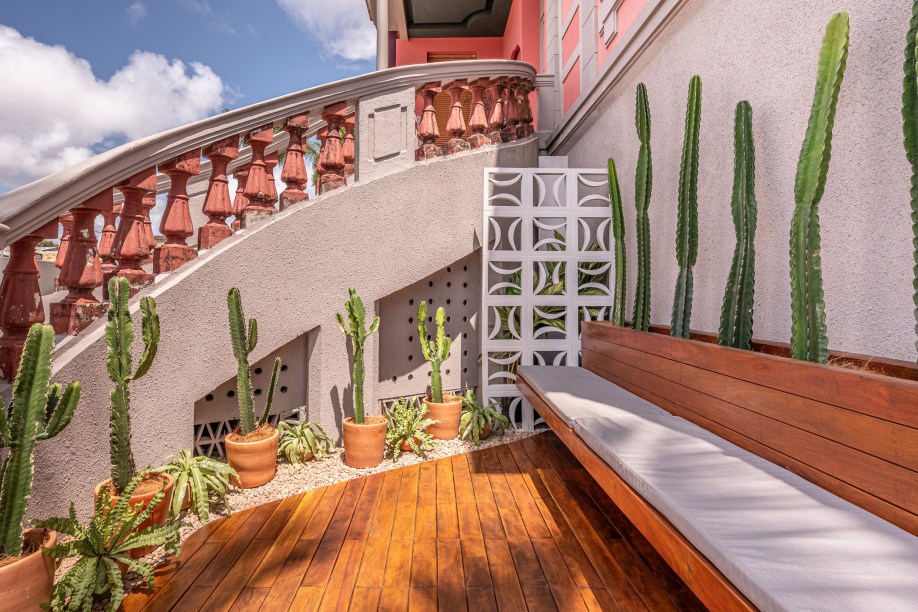 Jeane Alves - Varanda do Rio Deck do Sentido. O <span>ambiente foi feito para contemplar a bela vista do rio Sergipe e sentir o aconchego e acolhimento implantado em cada detalhe do ambiente. A maior inspiração foi o tempo do casarão, respeitando a história da fachada, mantendo sua cor e blindando com uma natureza nos elementos da madeira, plantas, pedras naturais, formas orgânicas, no tecido e na iluminação. O espaço Deck do Sentido retrata um pouco da história da região e é um espaço convidativo para sentar e partilhar uma boa conversa em meio aos guardiões e purificadores de ambiente com os cactos.</span>