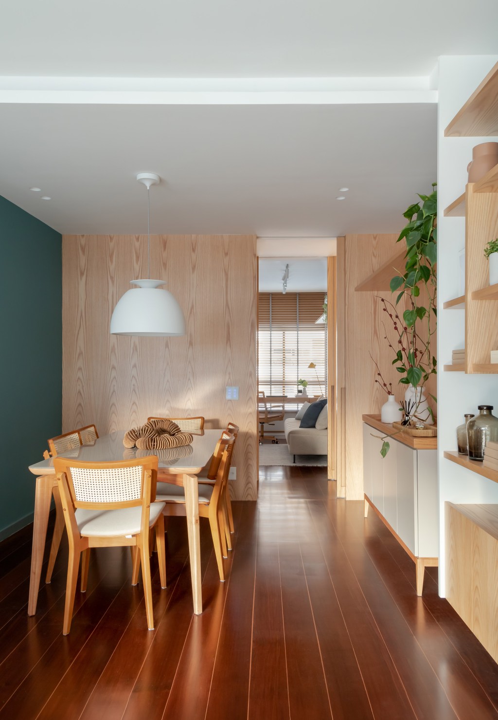apartamento-140-m2-charme-paredes-azuis-verdes-maia-romeiro-credito-lilia-mendel (12) Apartamento de 140 m² ganha charme com paredes azuis e verdes. Projeto de Maia Romeiro Arquitetura. Na foto, sala de jantar com parede verde e piso de madeira.