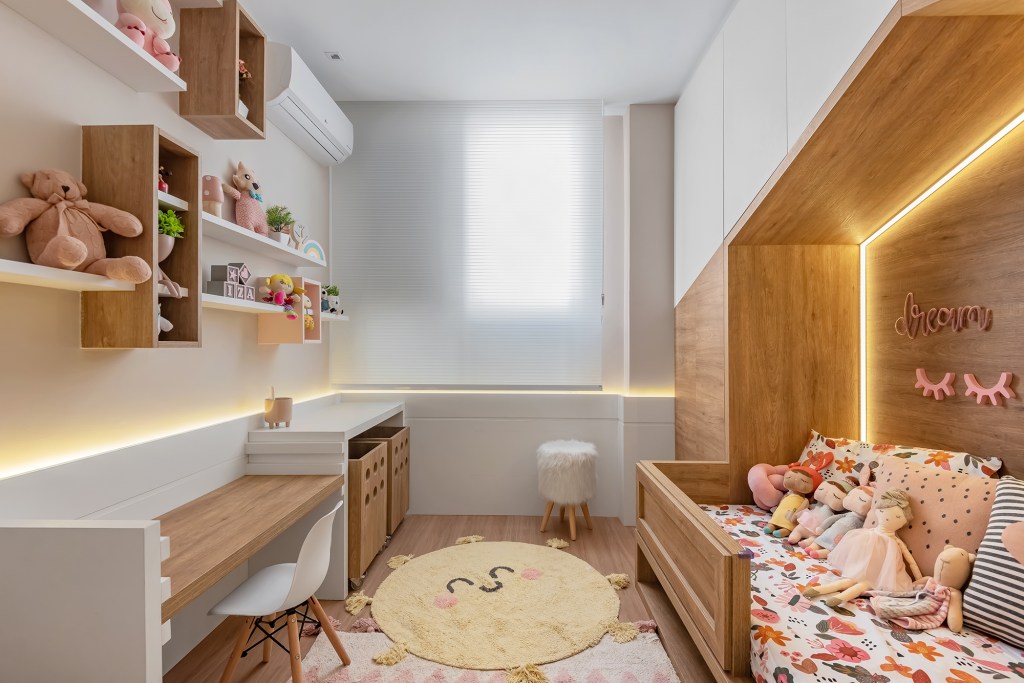 apartamento-capixaba-cozinha-provencal-decor-boho-chic-carol-zamboni-credito-giovana-goncalves (2) Apartamento capixaba une cozinha provençal e décor boho chic. Projeto de Carol Zamboni. Na foto, quarto infantil com canto de estudos e cama de casinha.