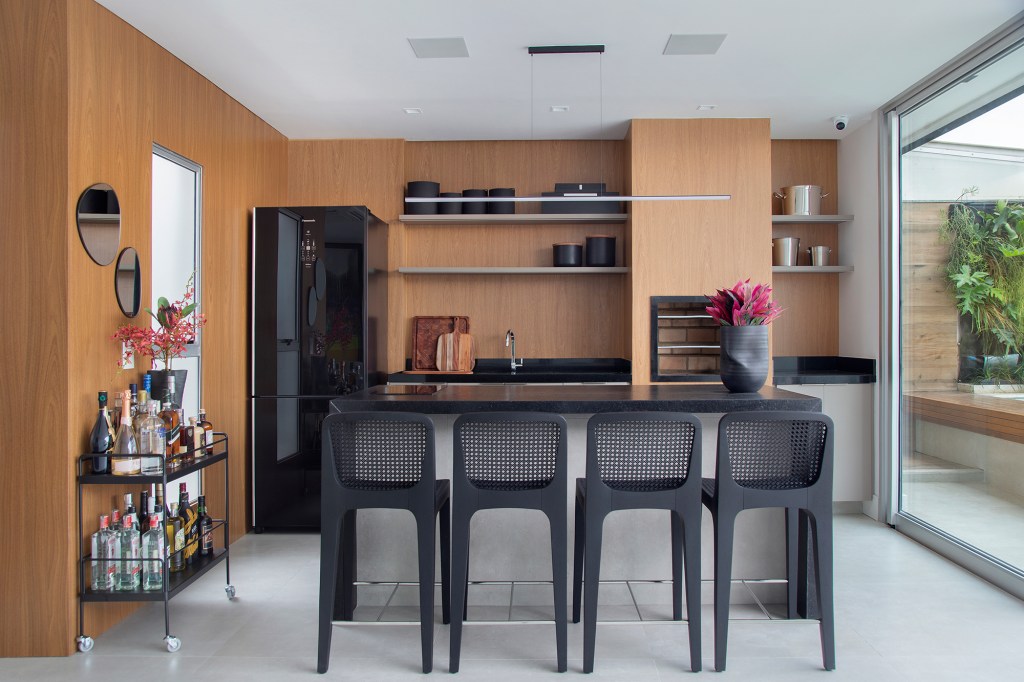 cobertura-400-m2-gemeos-design-tecnologia-tom-castro-raiana-medina-(8) Cobertura de 400 m² feita para gêmeos é repleta de design e tecnologia. Projeto de Tom Castro. Na foto, espaço gourmet com churrasqueira e piscina.