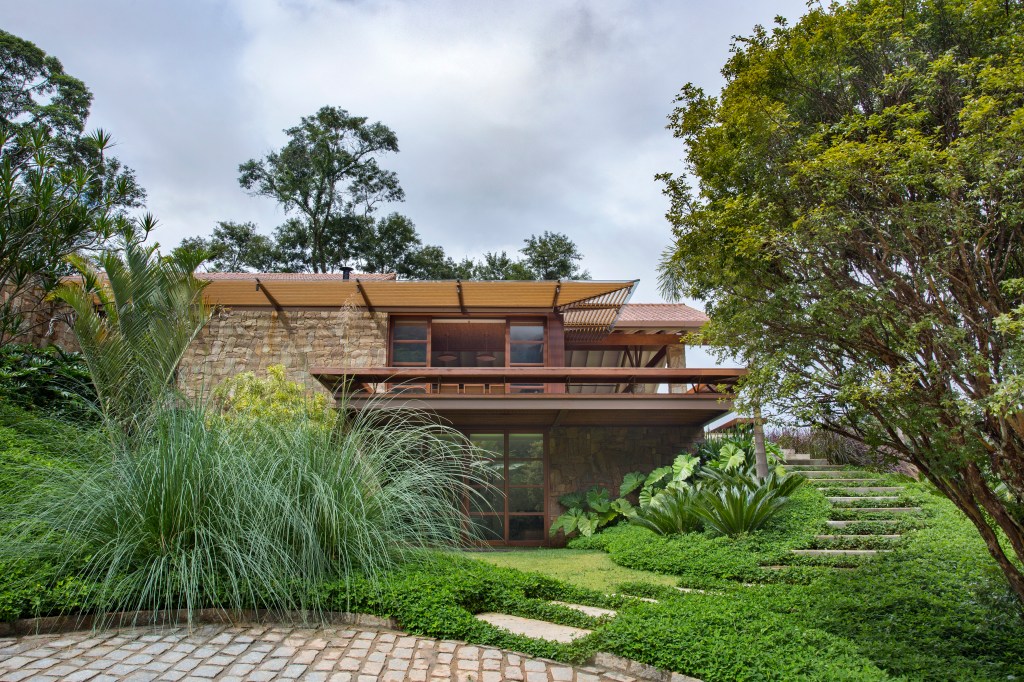 suite-casa-campo-bangalo-suspenso-meio-natureza-escala-arquitetura-credito-juliano-colodeti (4) Suíte de casa de campo fica em bangalô suspenso no meio da natureza. Projeto de Escala Arquitetura. Na foto, fachada com jardim.