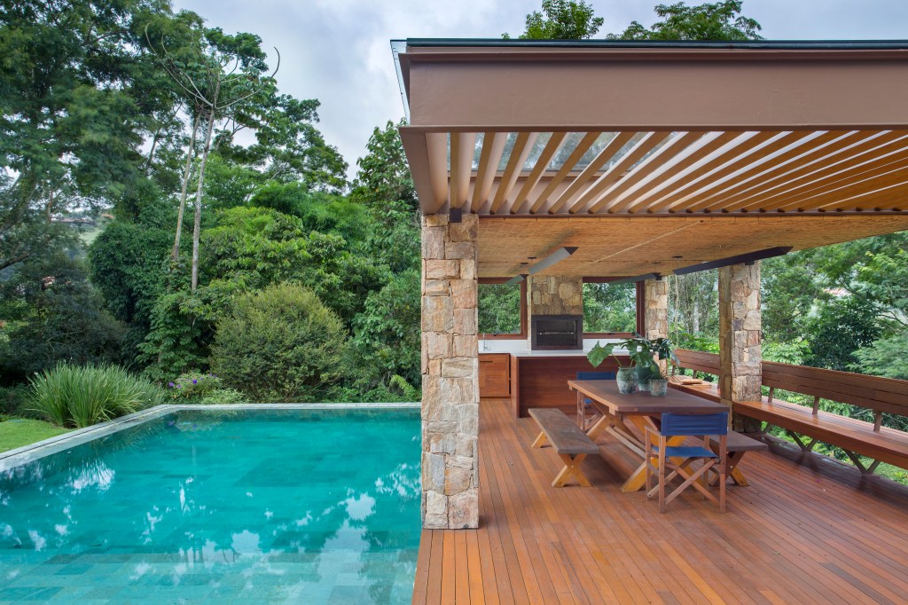 suite-casa-campo-bangalo-suspenso-meio-natureza-escala-arquitetura-credito-juliano-colodeti (6) Suíte de casa de campo fica em bangalô suspenso no meio da natureza. Projeto de Escala Arquitetura. Na foto, varanda com deque e piscina. Gourmet com churrasqueira.