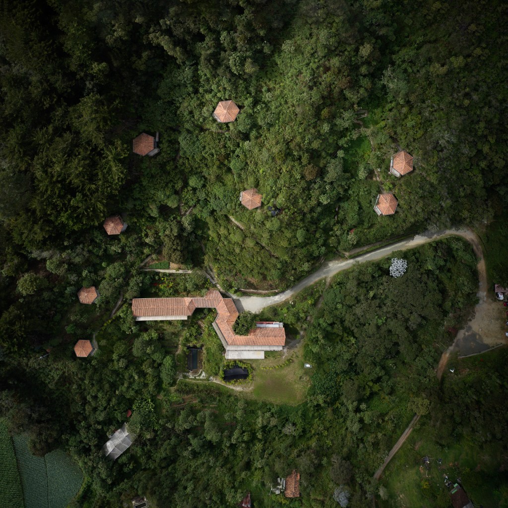 hotel-sustentavel-colombia-feito-tijolos-terra-compactada (2) Hotel sustentável na Colômbia é feito com tijolos de terra compactada