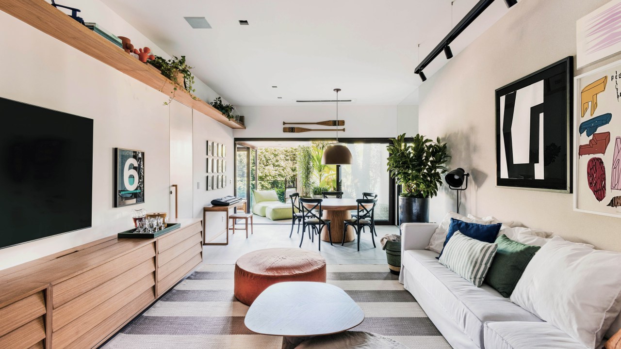 Casa no Rio de Janeiro ganha andar de lazer de 160 m² no subsolo. Projeto de Escala Arquitetura. Na foto, sala de jantar com lavabo e marcenaria.