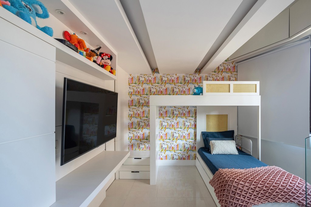 cores-vivas-decor-apartamento-300-m2-pe-direito-duplo-ana-cano-credito-gustavo-bresciani (7) Cores vivas marcam décor deste apartamento de 300 m² com pé-direito duplo. Projeto de Ana Cano. Na foto, quarto infantil com beliche e mezanino.