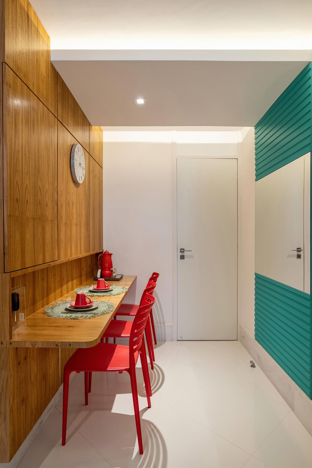 cores-vivas-decor-apartamento-300-m2-pe-direito-duplo-ana-cano-credito-gustavo-bresciani (9) Cores vivas marcam décor deste apartamento de 300 m² com pé-direito duplo. Projeto de Ana Cano. Na foto, copa com cadeira vermelha e parede verde.