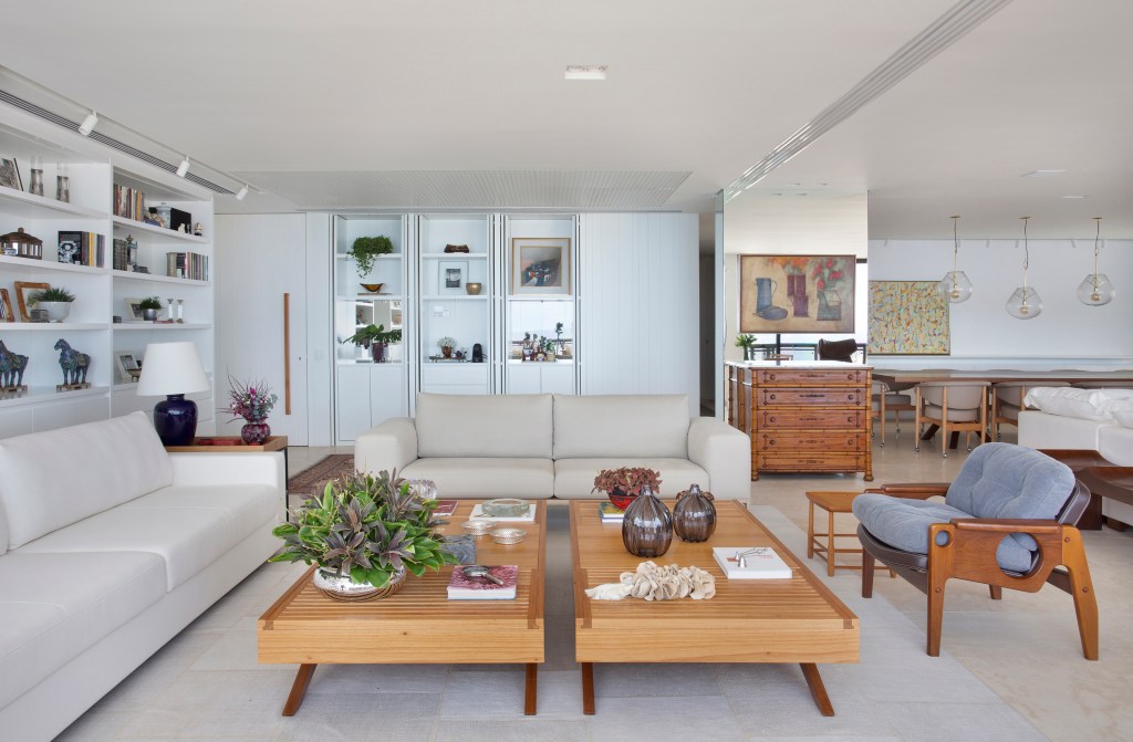 mar-leblon-pano-de-fundo-apartamento-280-m2-studio-021-credito-juliano-colodeti (10) O mar do Leblon é o pano de fundo deste apartamento de 280 m². Projeto de Studio 021 Arquitetura. Na foto, sala de estar com sofás e estantes.