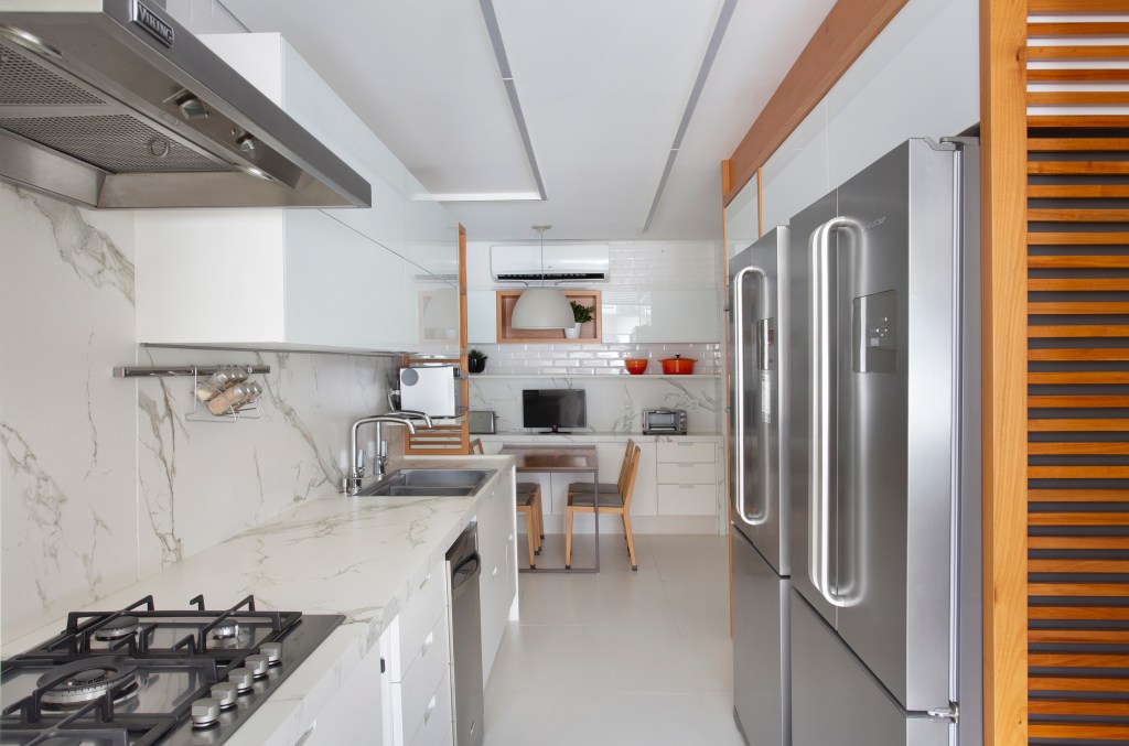 mar-leblon-pano-de-fundo-apartamento-280-m2-studio-021-credito-juliano-colodeti (12) O mar do Leblon é o pano de fundo deste apartamento de 280 m². Projeto de Studio 021 Arquitetura. Na foto, cozinha com dekton marmorizado e área de refeições.
