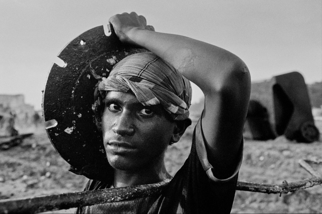 Sebastião Salgado 2 Construída a partir de viagens realizadas entre 1986 e 1992, “Trabalhadores” oferece uma arqueologia visual da Revolução Industrial, período em que o trabalho manual foi o eixo central da vivência de mulheres e homens pelo mundo