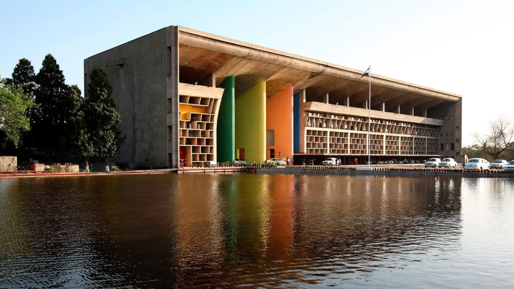Le Corbusier- Chandigarh, Índia O Tribunal Superior de Chandigarh apresenta um pórtico com postes de cores vivas que contrastam com o concreto bruto do edifício