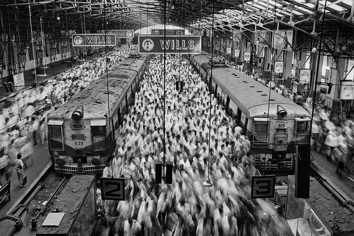 sebastião salgado 3 Sebastião Salgado documenta a história da humanidade em trânsito, nas estradas, nos campos de refugiados ou ainda nas favelas urbanas durante seis anos e quarenta países.
