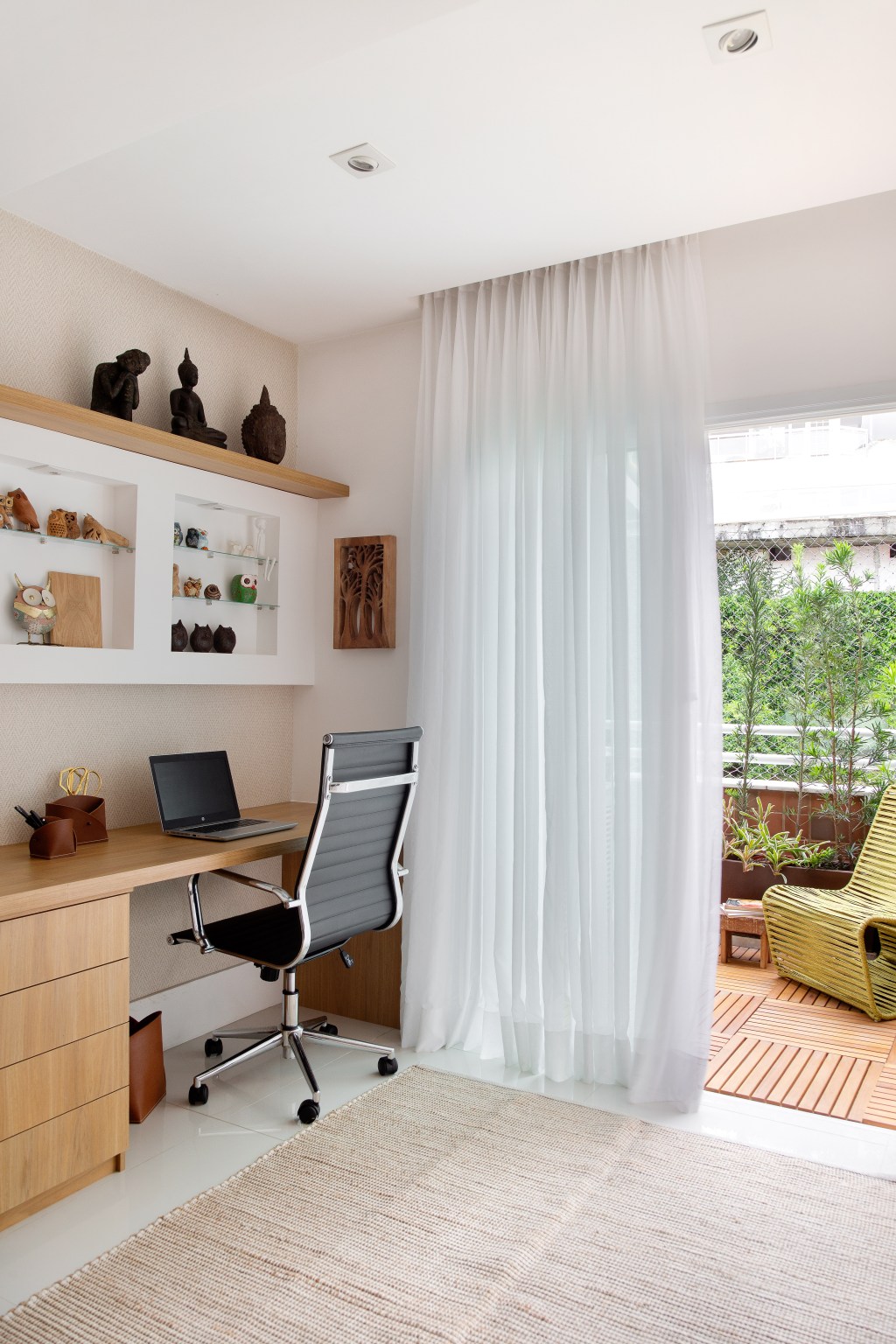 sem-quebra-quebra-ape-130-m2-rio-decor-cozy-minimalista-travessa-arquitetura-credito-raiana-medina (3) Sem quebra-quebra, apê de 130 m² no Rio ganha décor cozy e minimalista. Projeto Travessa Arquitetura. Na foto, home office com varanda e tapete.