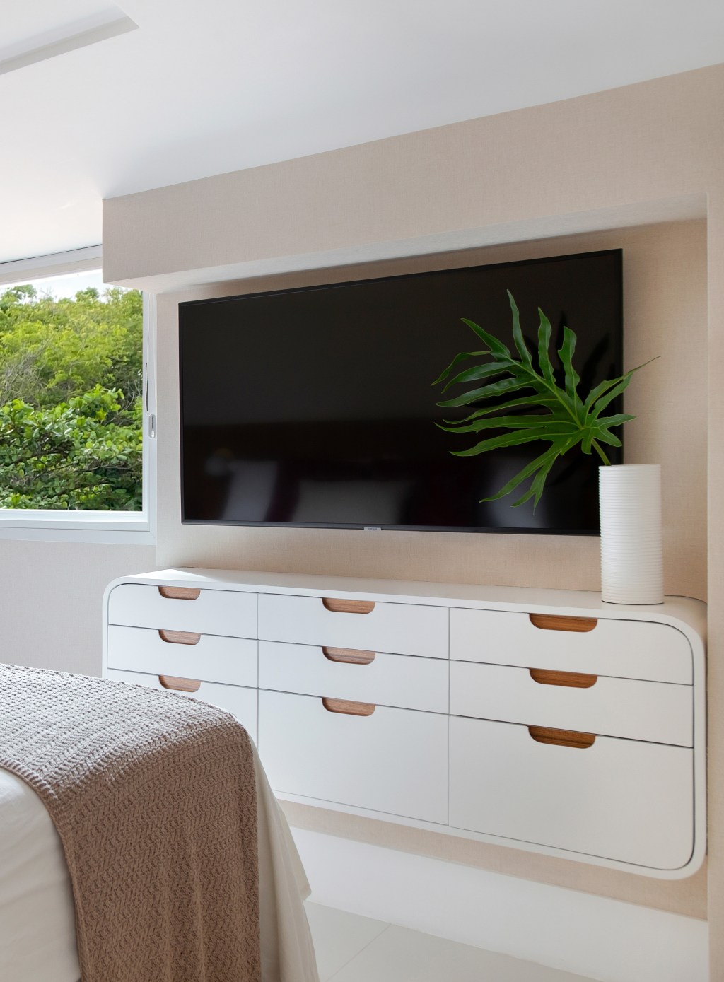 sem-quebra-quebra-ape-130-m2-rio-decor-cozy-minimalista-travessa-arquitetura-credito-raiana-medina (4) Sem quebra-quebra, apê de 130 m² no Rio ganha décor cozy e minimalista. Projeto Travessa Arquitetura. Na foto, quarto com tv e rack com desenho curvo.