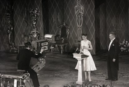 Audrey Hepburn, de 22 anos, ganhou o prêmio de Melhor Atriz por seu trabalho em Roman Holiday e fez seu discurso de Nova York.