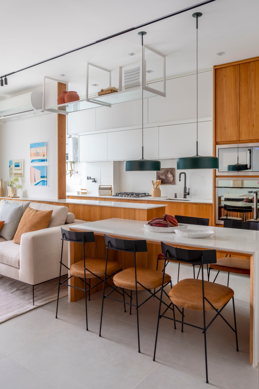 Branco e madeira criam décor cozy em apartamento de 70 m². Projeto de Rafael Ramos. Na foto, cozinha com bancada branca e de madeira.