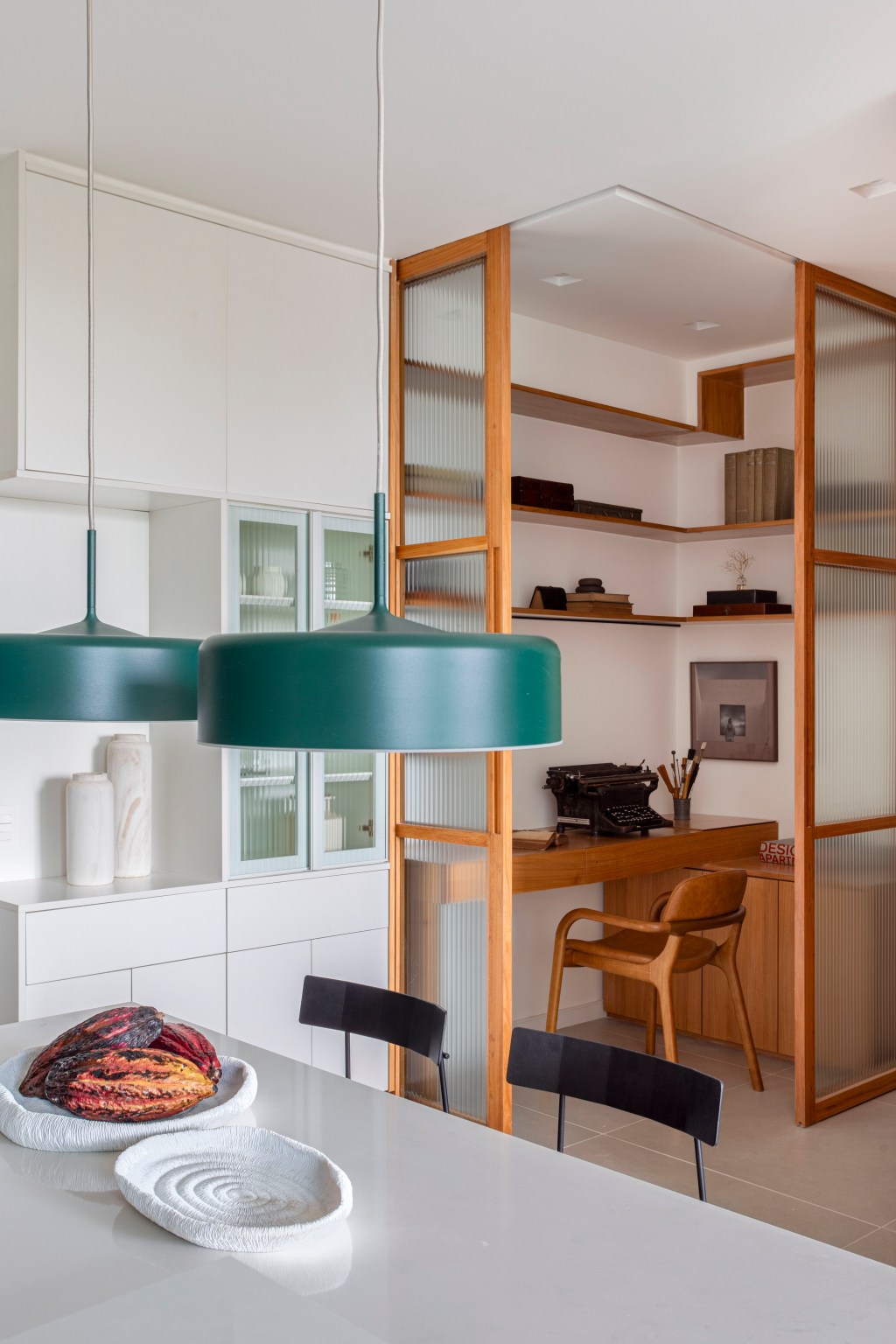 Branco e madeira criam décor cozy em apartamento de 70 m². Projeto de Rafael Ramos. Na foto, home office embutido na marcenaria.